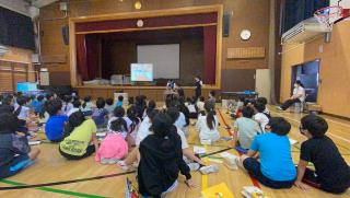 浄水過程の実演の様子。